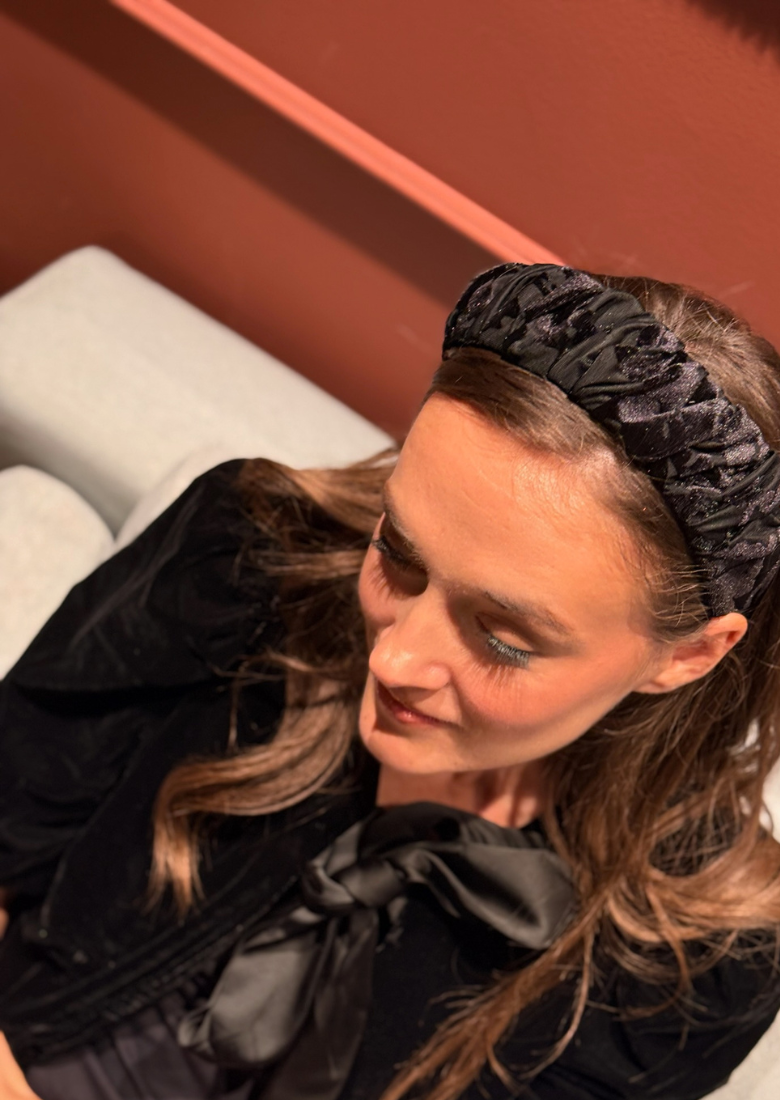 קשת פטיט ויולה קטיפה שחורה