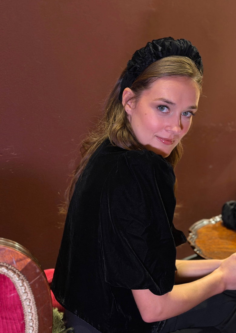 קשת צרה ויולה קטיפה שחורה