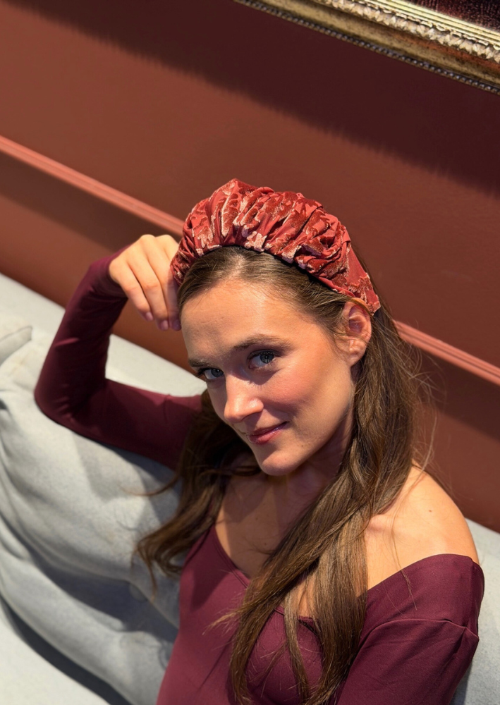 קשת רחבה ויולה קטיפה בורדו מעושן