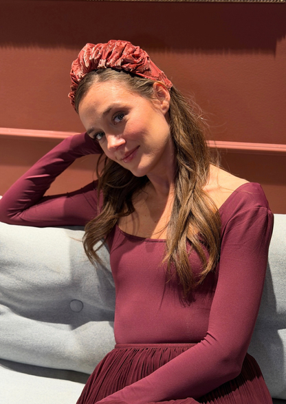 קשת רחבה ויולה קטיפה בורדו מעושן