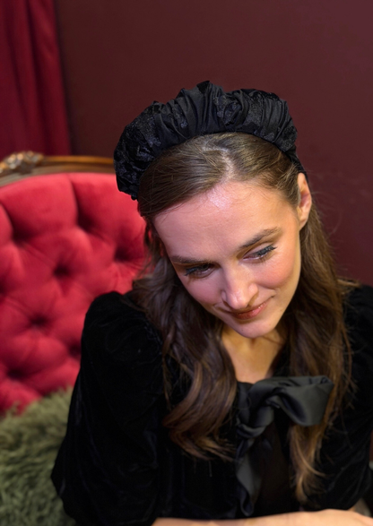 קשת צרה ויולה קטיפה שחורה