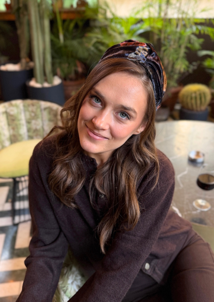 קשת רחבה זואי קטיפה שחור עמוק