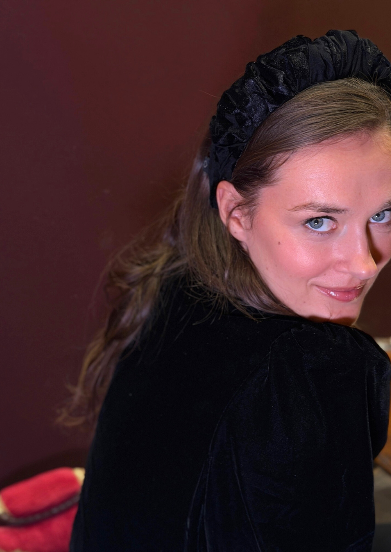 קשת צרה ויולה קטיפה שחורה