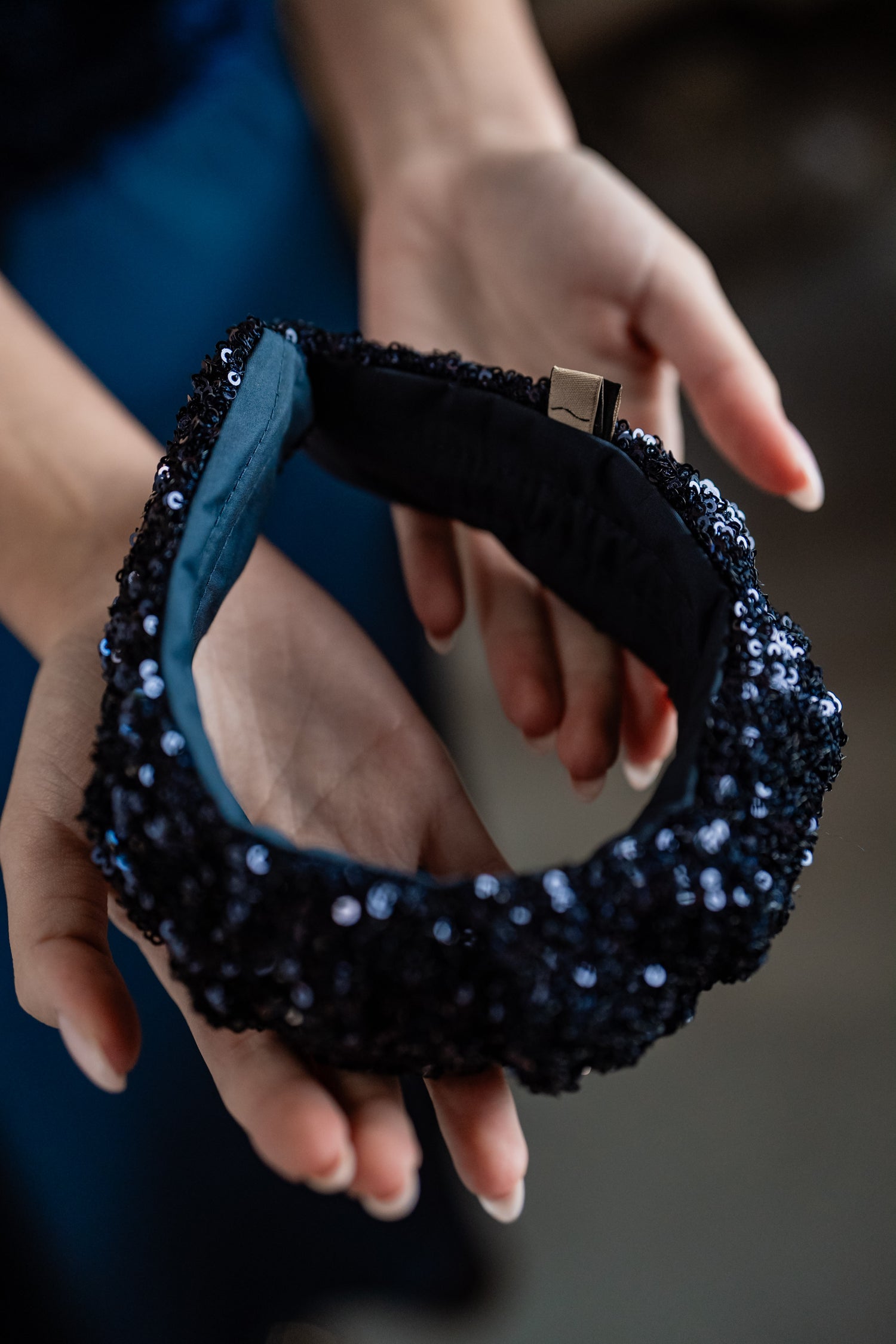 קשת קאסיה צרה פייטים כחול