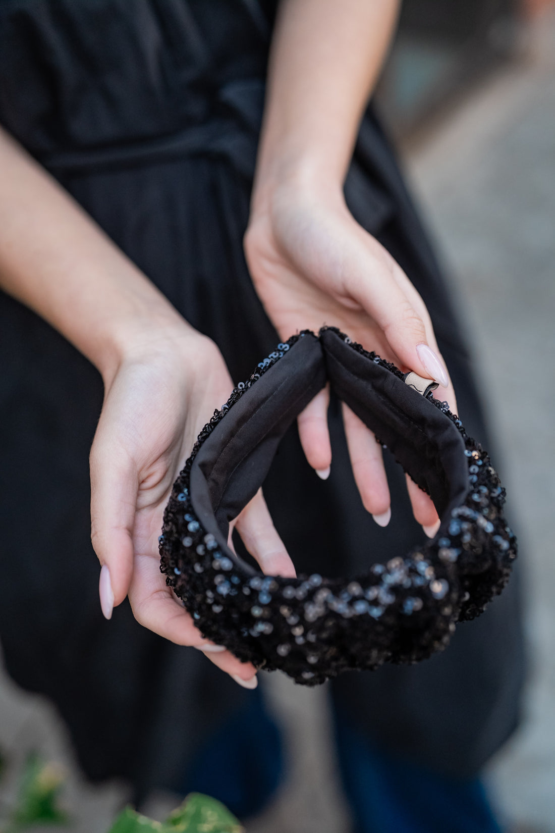 קשת קאסיה צרה פייטים שחור